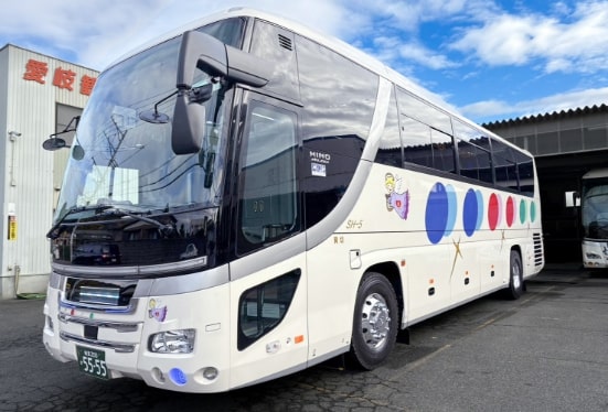 大型サロンバス exterior